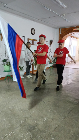 Торжественная линейка: поднятие флага РФ и исполнение гимна России..
