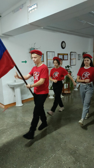 Торжественная линейка: поднятие флага РФ и исполнение гимна России..