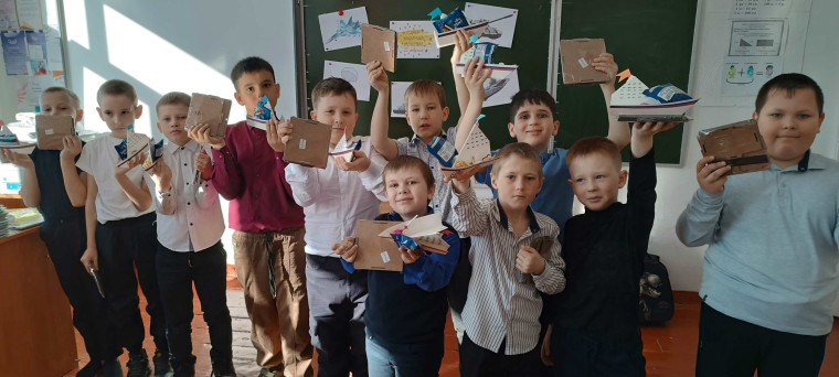 Праздник 23 февраля в школе..